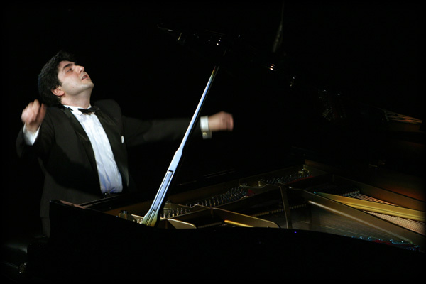 Picture of Albert Mamriev playing piano